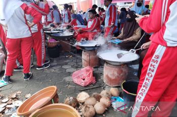 Siswa di Sulawesi Tenggara gunakan tungku dapur buat minyak goreng tradisional