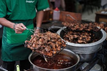 MotoGP Bawa Berkah, Ayam Bakar Taliwang Khas Pak Udin Terjual 400 Ekor Sehari
