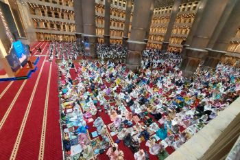 Jamaah padati Masjid Istiqlal pada hari pertama pelaksanaan Shalat Tarawih
