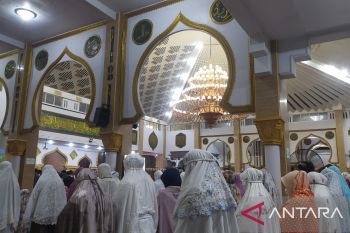 Ratusan masyarakat Bengkulu laksanakan sholat tarawih tanpa pembatas