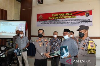Polres Bukittinggi berikan penghargaan Kelurahan dan Nagari terbaik capaian vaksinasi