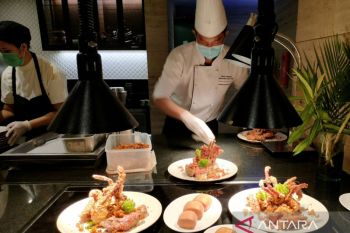 Nikmati laksa dan kepiting racikan Chef Singapura dan Bali