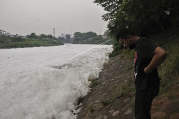 Limbah busa di aliran Kali Bekasi