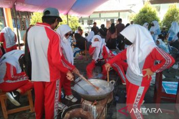 Ribuan siswa SMA/SMK se-Sultra memproduksi minyak goreng kelapa