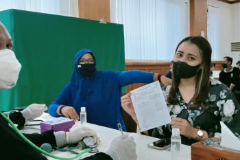 PLN gandeng Bidokkes Polda NTB gelar vaksin booster COVID-19