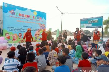 Dinas Arsip dan Perpustakaan Kota Jambi mendongeng untuk 100 anak di Danau Sipin