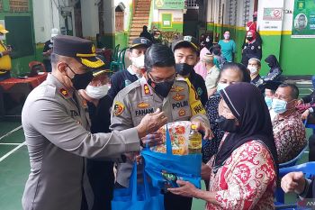 Warga Matraman mendapat minyak goreng usai vaksinasi "booster"