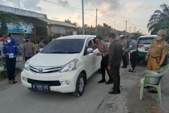Berbagi takjil di Labuhan Maringgai pada Ramadhan 1443 H