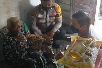 Polda Lampung salurkan sembako untuk masyarakat kurang mampu