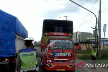 Polres Banyuasin bagikan  takjil ke pengendara yang tertib lalu lintas