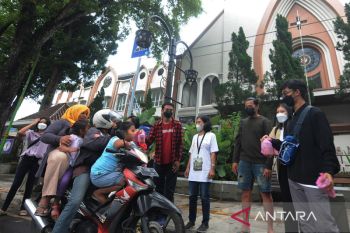 Umat Katolik Salatiga bagikan takjil