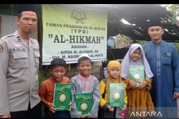 Anggota Polda Sumsel  jalankan program bagi 1.000 Al Quran