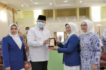 Wali Kota Solok lantik dan kukuhkan DPC IWAPI Solok periode 2022/2027