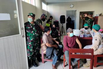 TNI mengajak warga Lombok Tengah ikuti vaksinasi booster