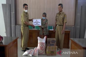 Dinsos Boyolali bagikan bantuan 360 paket sembako untuk lansia