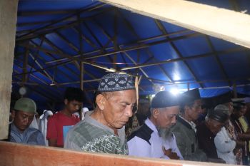 Korban gempa Kajai Pasaman Barat Shalat Tarawih di mushala darurat