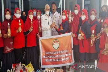 DW Dikbud Sultra salurkan minyak goreng produksi pelajar