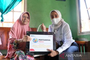 Pekerja Kilang Pertamina Plaju salurkan sedekah bantu para lansia