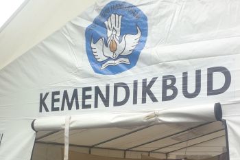 Selama Ramadhan, murid SD di lokasi terdampak gempa Pasaman Barat belajar di tenda darurat