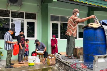 Warga Umbulharjo Yogyakarta menikmati operasi pasar minyak goreng curah