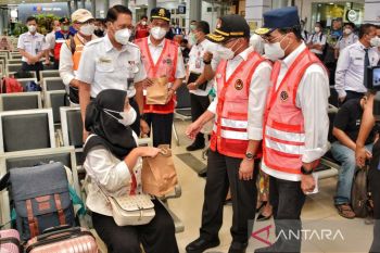 Menko PMK-Menhub cek kesiapan angkutan Lebaran di Stasiun Pasar Senen