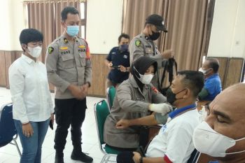 PT IKI dan Biddokkes Polda Sulsel gelar vaksinasi penguat karyawan dan relasi