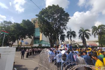 Polisi blokade jalan depan DPRD Sumsel dampak  demonstrasi mahasiswa