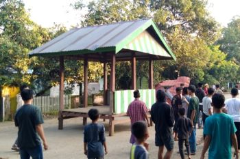 Warga Pattalasang Gowa blokade jalan poros yang kondisinya rusak