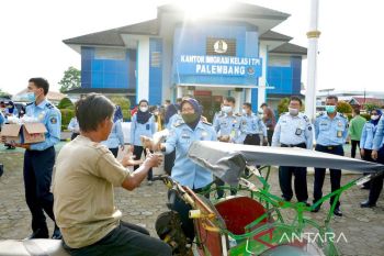 Kantor Imigrasi Palembang bagikan 300 paket takjil