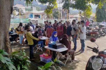 Ende beri layanan vaksinasi bagi warga yang mengurus adminduk