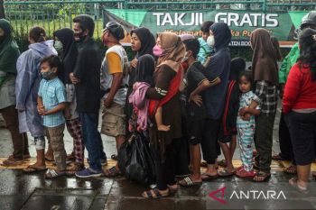 Antre pembagian takjil gratis