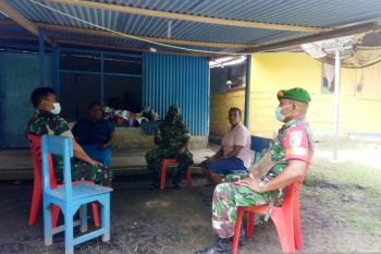 Babinsa Koramil Waris gelar komsos dengan warga bangun Kampung Kalifam