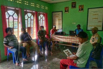 Keakraban Babinsa dengan aparat kampung Saukobye Biak