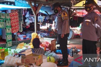 Cek ketersediaan minyak goreng, Polres Pasbar turunkan Bhabinkamtibmas ke pasar