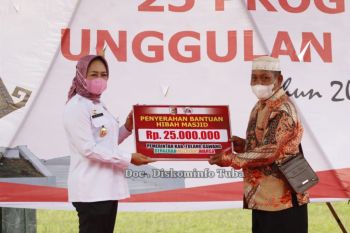 Bupati Tulang Bawamg serahkan bantuan Al-Quran ke Kampung Ringin Sari