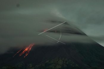 Gunung Merapi Yogyakarta luncurkan 13 guguran lava pijar sejauh 1,8 km