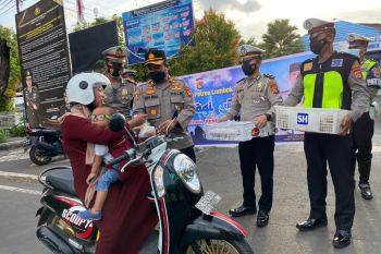Polres Lombok Tengah membagikan takjil kepada pengendara di jalan raya