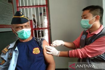 Vaksinasi dosis pertama di Kendari lampaui target