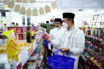 Galeri Foto - Ketika Gubernur Syamsuar tinjau pasar murah
