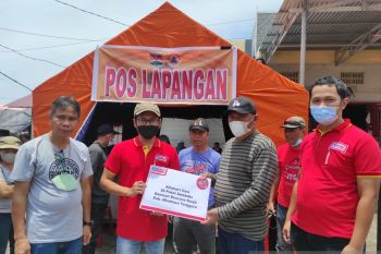 Alfamart Salurkan Bantuan ke Korban Banjir di Belang