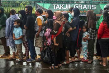 Antre Pembagian Takjil Gratis