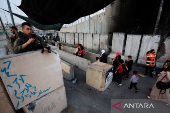Puluhan ribu Muslim shalat Jumat pertama Ramadhan di Masjid Al Aqsa