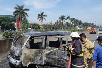Korsleting listrik, Mobil minibus terbakar di Tol Jakarta-Merak