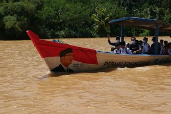 Gubernur Jabar beri bantuan perahu siswa SD