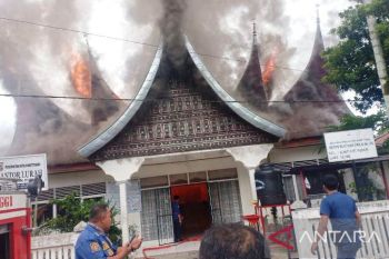 Kantor Lurah Bukit Apit Puhuh terbakar, seorang petugas Damkar terluka