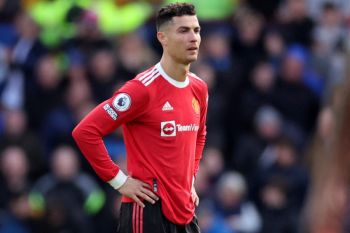 Cristiano Ronaldo minta maaf telah jatuhkan ponsel suporter