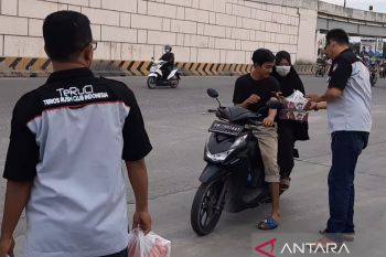 Teruci Chapter Lancang Kuning berbagi takjil di bulan Ramadhan
