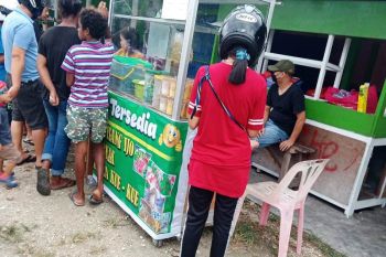 Es pisang ijo dan kue Barongko menu buka puasa  diminati warga Biak