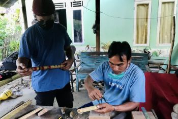 Dari hobi bermain alat musik tiup khas Minang  Ade kini  dirikan Galeri Tuo