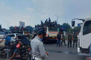 Ratusan mahasiswa blokade gerbang tol hingga mengakibatkan kemacetan panjang